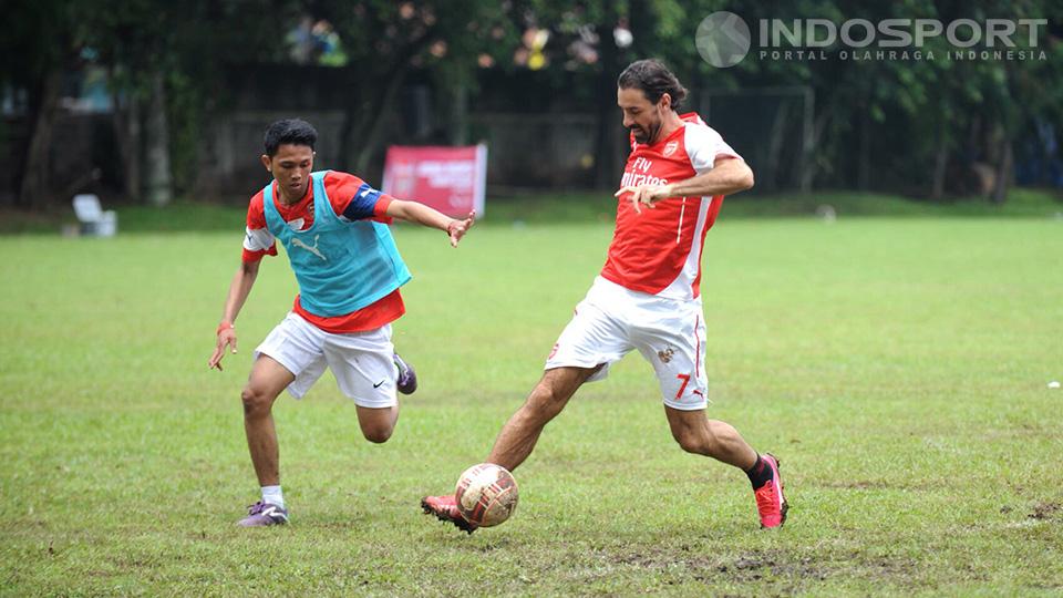Halau. Tim lawan mencoba menghalau laju Pires yang sedang menggiring bola.